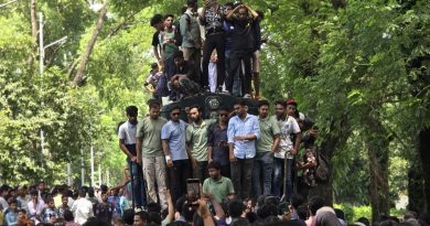 কৃষিবিদদের তিনদফা বাস্তবায়নের দাবিতে ঢাকা-ময়মনসিংহ রেলপথ অবরোধ