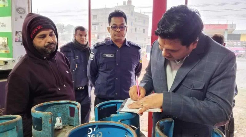 ভালুকায় এলপিজি গ্যাসের দাম মনিটরিংয়ে মোবাইল কোর্ট পরিচালনা