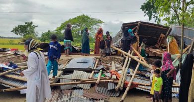 ধোবাউড়ায় ঝড়ে তিন ঘর বিধ্বস্ত, খোলা আকাশের নিচে অসহায় পরিবার